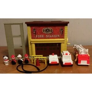 Vintage Fisher Price 1980 Play Family FIRE STATION #928 - Near Complete, No Box